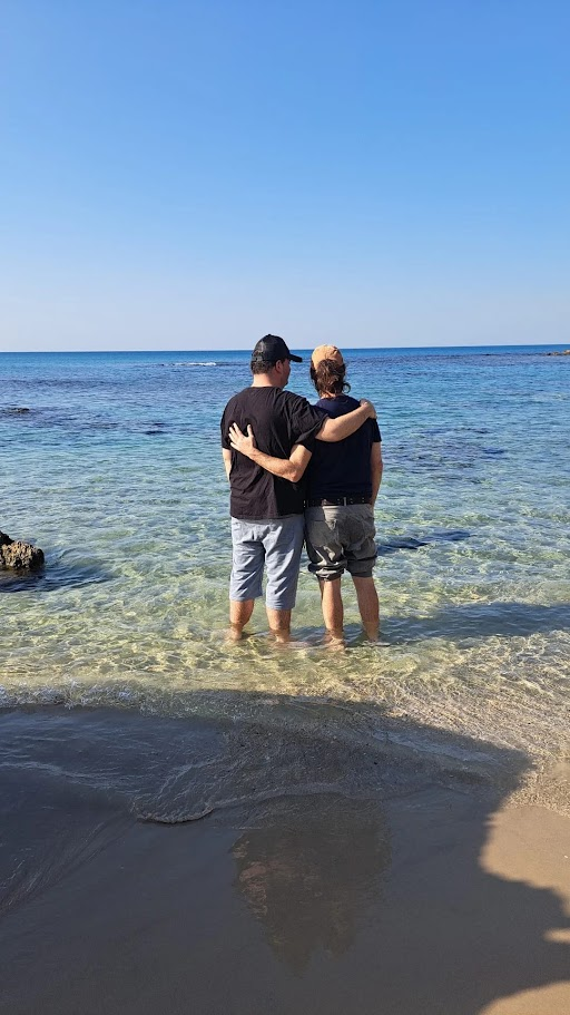 שני משתתפים עומדים יחד במי הים ותומכים זה בזה