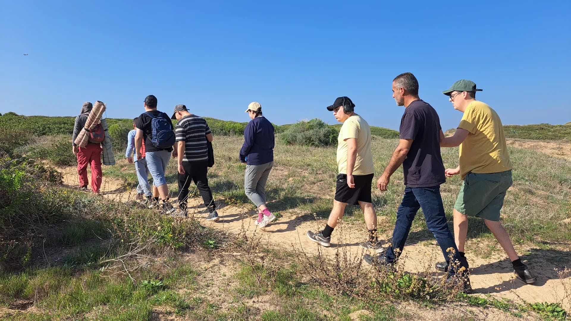 קבוצה יוצאת יחד לטיול בשביל בטבע